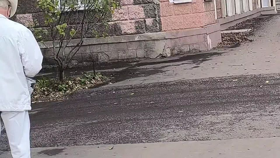 Дмитрий Зименкин: Настоящее альфа-поведение в Луганске!) Этот пожилой джентльмен рушит все стереотипы о мужиках с Донбасса, которые суровы, хмуры и одеваются во всё темное, лишь бы грязь была не так заметна