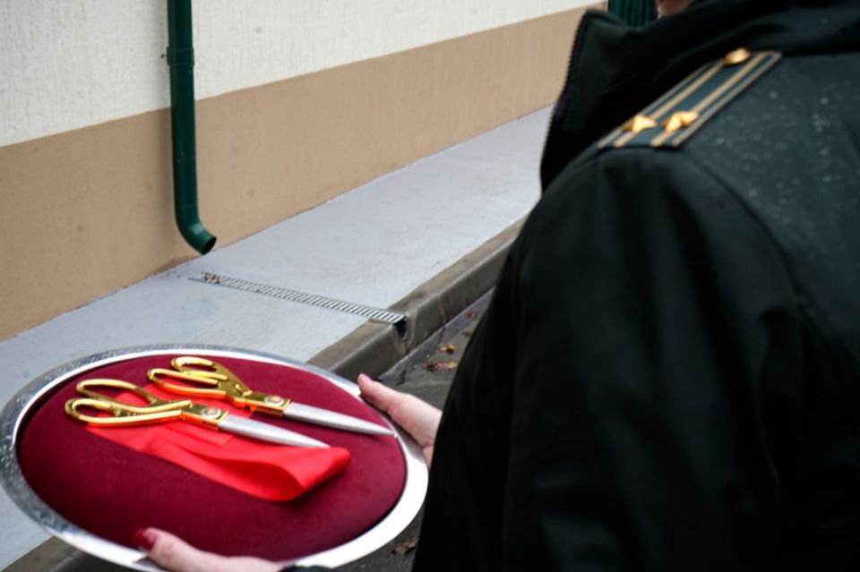 В Луганской таможне торжественно открыли обновленный служебный жилой дом В Луганской таможне торжественно открыли обновленный служебный жилой дом