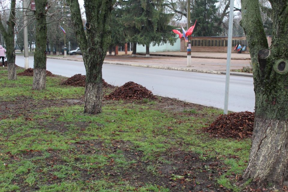 В пгт Новопсков прошёл осенний субботник В пгт Новопсков прошёл осенний субботник