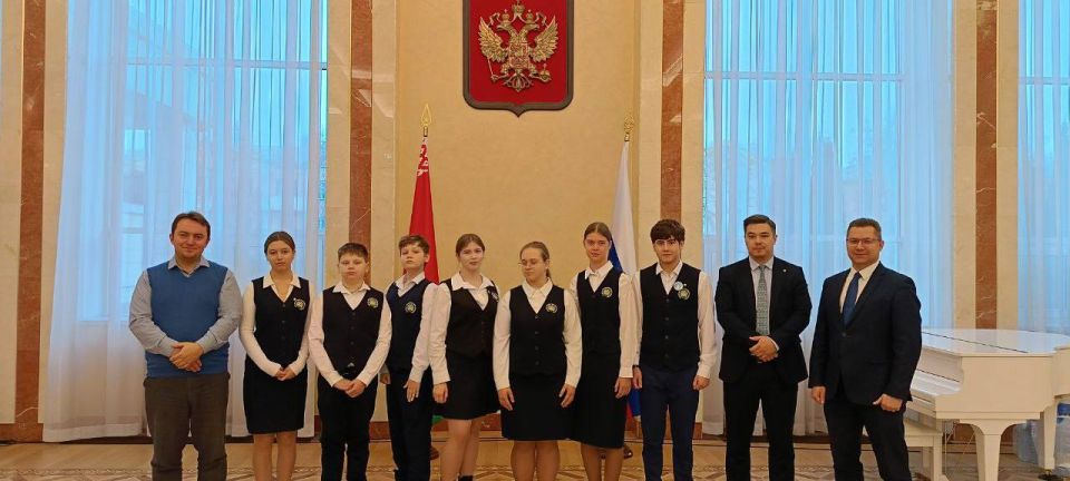 20 ноября при содействии Представительства МИД России в г.Луганске и Посольства Российской Федерации в Республике Беларусь стартовал визит участников клуба "Юные дипломаты" гимназии №30 г.Луганска в братскую Белоруссию 20 ноября при содействии Представительства МИД России в г.Луганске и Посольства Российской Федерации в Республике Беларусь стартовал визит участников клуба "Юные дипломаты" гимназии №30 г.Луганска в братскую Белоруссию