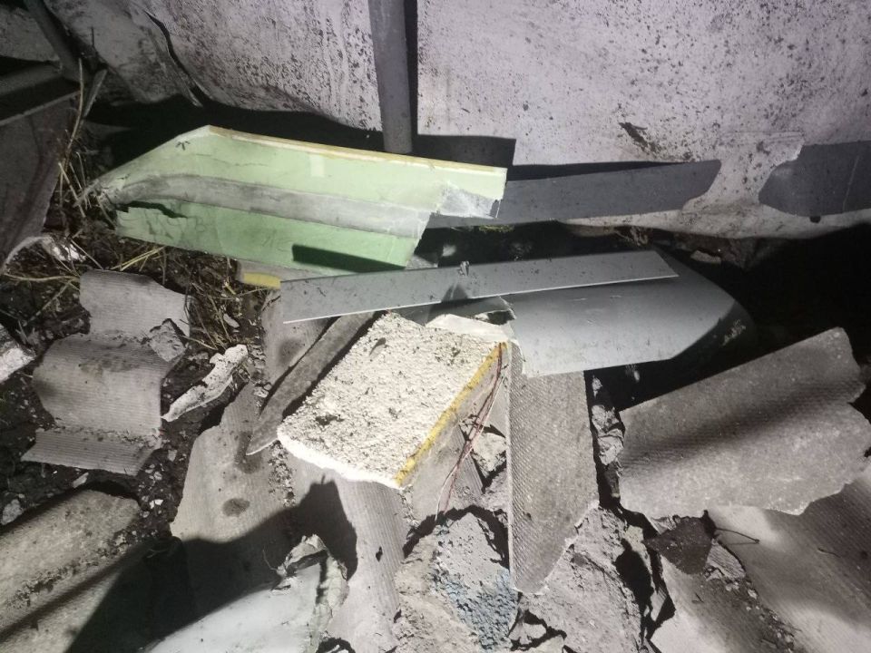Частный жилой дом в Кировске практически разрушен в результате удара беспилотника ВФУ Частный жилой дом в Кировске практически разрушен в результате удара беспилотника ВФУ