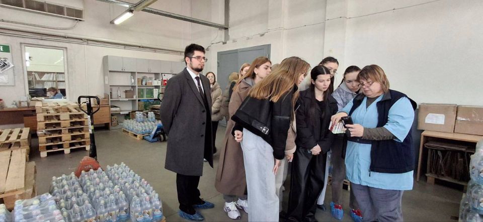 Студенты фармацевтического факультета ФГБОУ ВО ЛГМУ им. Св. Луки Минздрава России 18 ноября посетили в рамках профориентационных мероприятий филиал "Аптечный склад" ГУП ЛНР "ЛУГМЕДФАРМ" Студенты фармацевтического факультета ФГБОУ ВО ЛГМУ им. Св. Луки Минздрава России 18 ноября посетили в рамках профориентационных мероприятий филиал "Аптечный склад" ГУП ЛНР "ЛУГМЕДФАРМ"