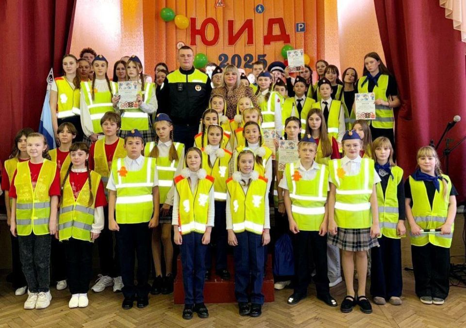 В Краснолучской школе № 2 состоялся конкурс агитбригад «СВЭ спасает жизнь», посвященный профилактике ДТП и важности использования световозвращающих элементов среди пешеходов