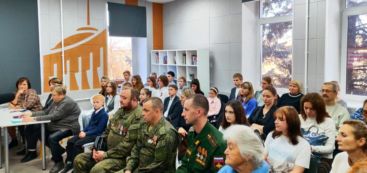 В рамках празднования Года защитника Отечества и 80-летия Великой Победы состоялся фестиваль авторских стихов «Мы будем помнить ваш подвиг вечно» в детском центре «Музея Победы» Культурно-досугового центра города Алчевска В рамках празднования Года защитника Отечества и 80-летия Великой Победы состоялся фестиваль авторских стихов «Мы будем помнить ваш подвиг вечно» в детском центре «Музея Победы» Культурно-досугового центра города Алчевска