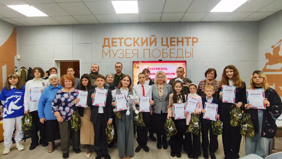 В рамках празднования Года защитника Отечества и 80-летия Великой Победы состоялся фестиваль авторских стихов «Мы будем помнить ваш подвиг вечно» в детском центре «Музея Победы» Культурно-досугового центра города Алчевска В рамках празднования Года защитника Отечества и 80-летия Великой Победы состоялся фестиваль авторских стихов «Мы будем помнить ваш подвиг вечно» в детском центре «Музея Победы» Культурно-досугового центра города Алчевска