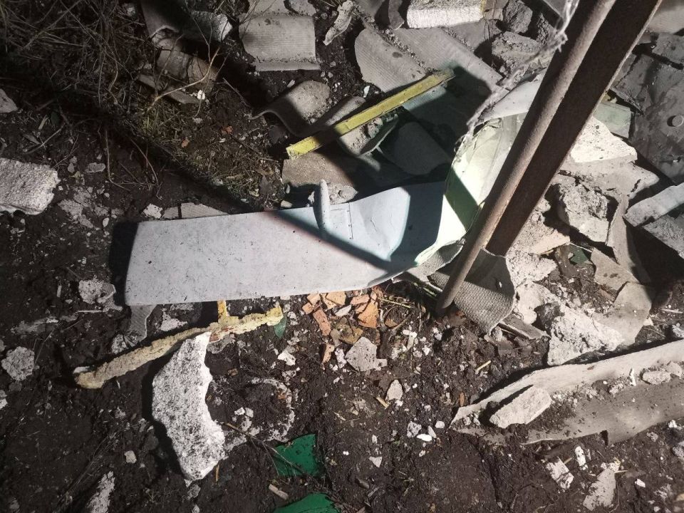 Частный жилой дом в Кировске практически разрушен в результате удара беспилотника ВФУ Частный жилой дом в Кировске практически разрушен в результате удара беспилотника ВФУ