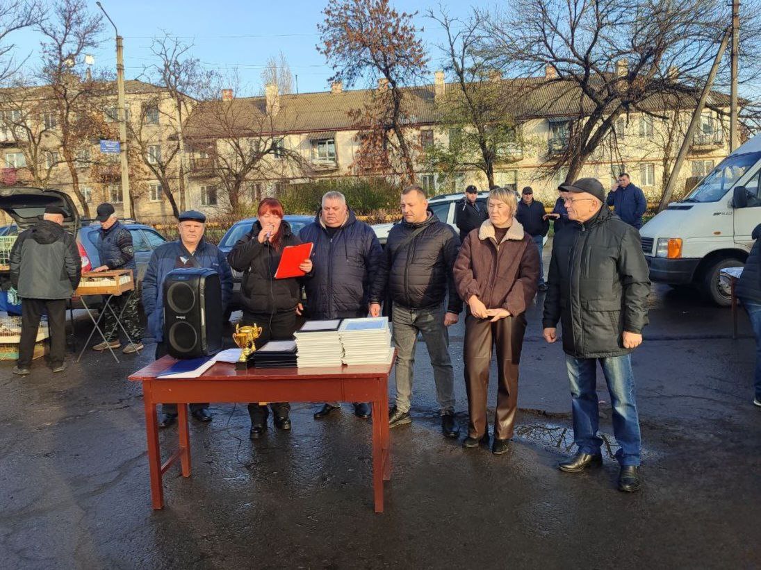 В Красном Луче прошла традиционная выставка-ярмарку голубей, кур, попугаев, кроликов а также певчих и декоративных птиц
