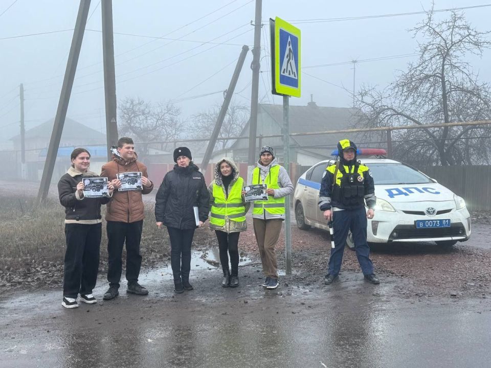 Сотрудники ОГИБДД ОМВД России "Свердловский" и "Антрацитовский" совместно с представителями родительского патруля вышли на стражу безопасности дорожного движения