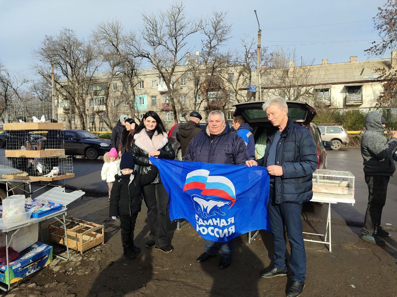 В Красном Луче прошла традиционная выставка-ярмарку голубей, кур, попугаев, кроликов а также певчих и декоративных птиц В Красном Луче прошла традиционная выставка-ярмарку голубей, кур, попугаев, кроликов а также певчих и декоративных птиц