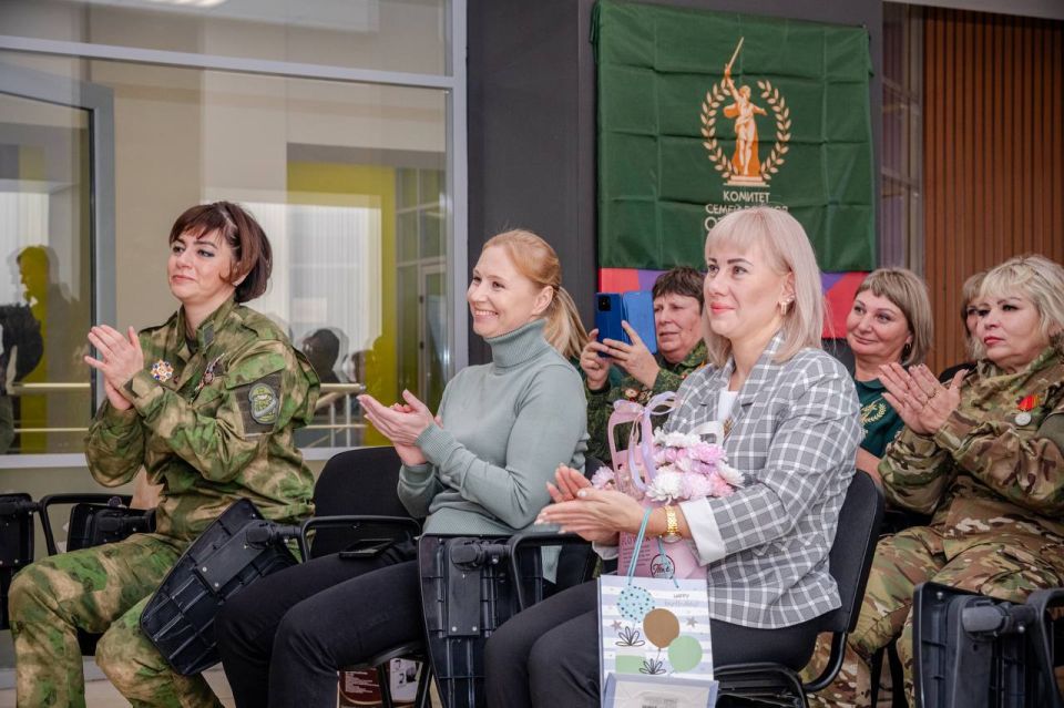Инна Швенк: Уважаемые члены Комитета семей воинов Отечества Луганской Народной Республики! Инна Швенк: Уважаемые члены Комитета семей воинов Отечества Луганской Народной Республики!