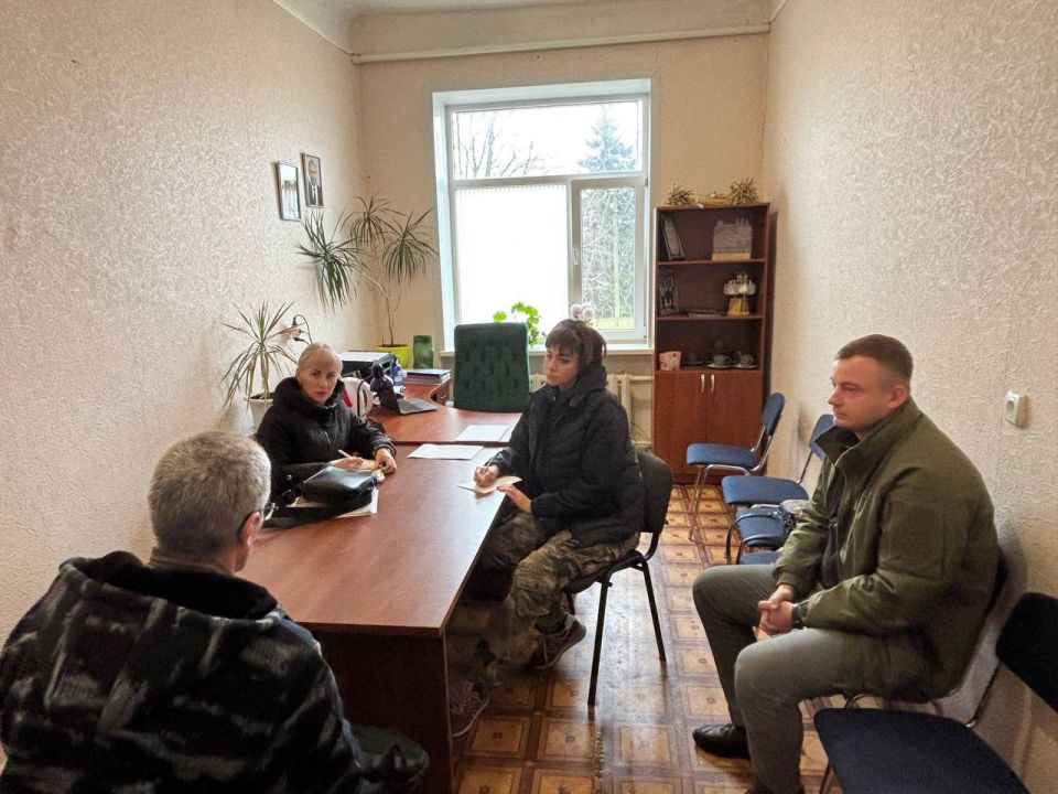 Инна Швенк: 21 ноября, в Троицком районе ЛНР, в рамках Всероссийского дня правовой помощи детям, совместно с Уполномоченным по правам человека в ЛНР Анной Сорокой провели прием граждан Инна Швенк: 21 ноября, в Троицком районе ЛНР, в рамках Всероссийского дня правовой помощи детям, совместно с Уполномоченным по правам человека в ЛНР Анной Сорокой провели прием граждан