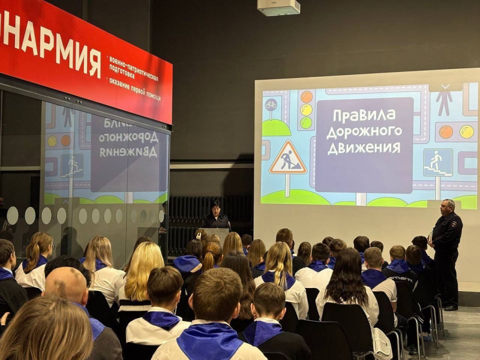 Сотрудники ОМВД России «Свердловский» совместно с общественным деятелем организации «Молодежный центр «Свердловск» провели лекцию о правилах дорожного движения