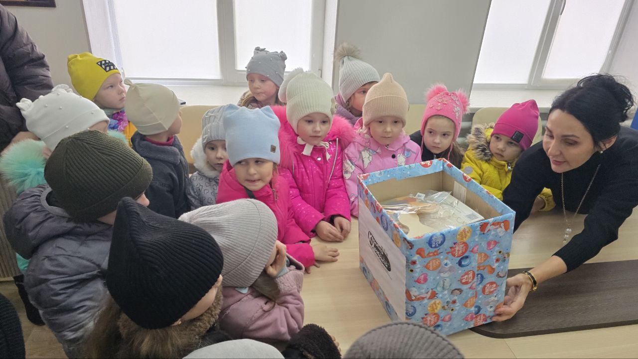 Тысячи игрушек приносят участники акции Единой России "Коробка храбрости", чтобы подарить радость маленьким героям Тысячи игрушек приносят участники акции Единой России "Коробка храбрости", чтобы подарить радость маленьким героям