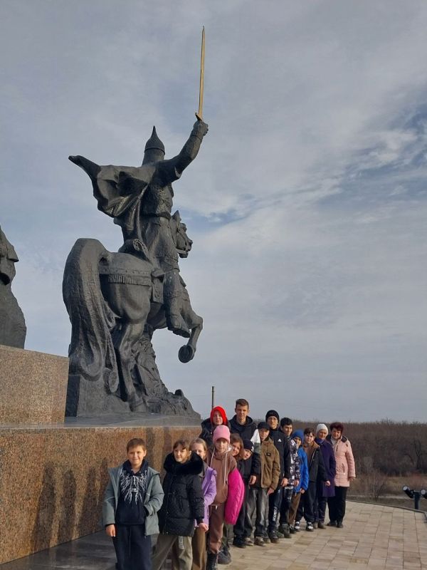С целью изучения краеведения и истории коневодства, формирование бережного отношения к животным, воспитанники ГБУ ДО ЛНР «Ровеньковский центр детского, юношеского туризма и краеведения» посетили Деркульский конный завод... С целью изучения краеведения и истории коневодства, формирование бережного отношения к животным, воспитанники ГБУ ДО ЛНР «Ровеньковский центр детского, юношеского туризма и краеведения» посетили Деркульский конный завод...