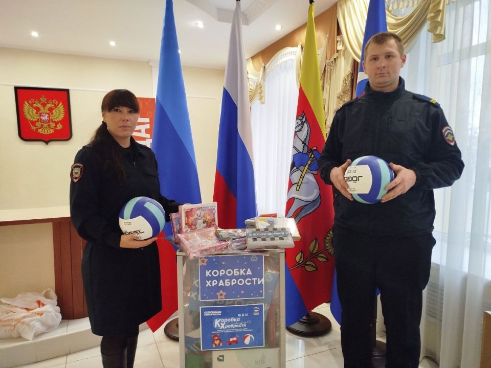 111Новоайдарские полицейские присоединились к акции «Коробка храбрости»