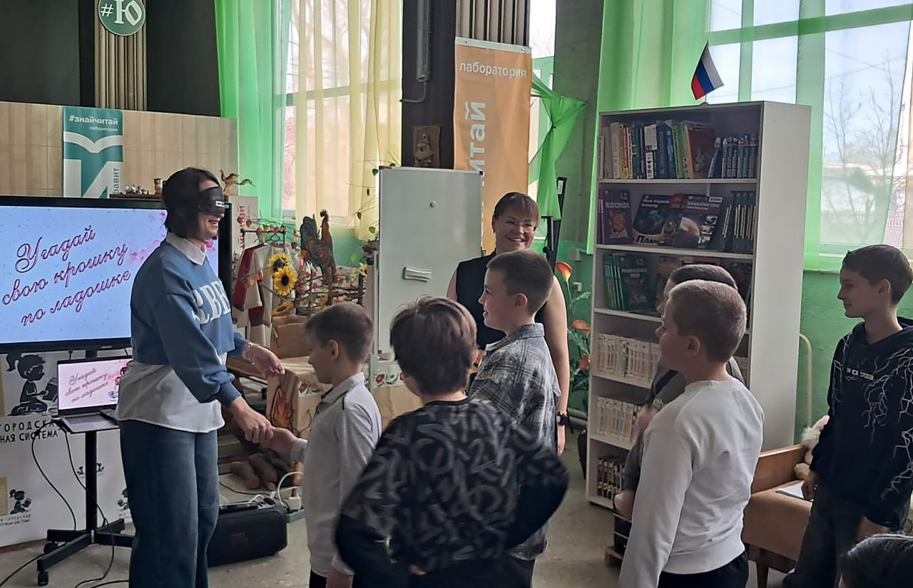 Трогательный концерт «Мамина улыбка» в Краснодонской библиотеке Трогательный концерт «Мамина улыбка» в Краснодонской библиотеке