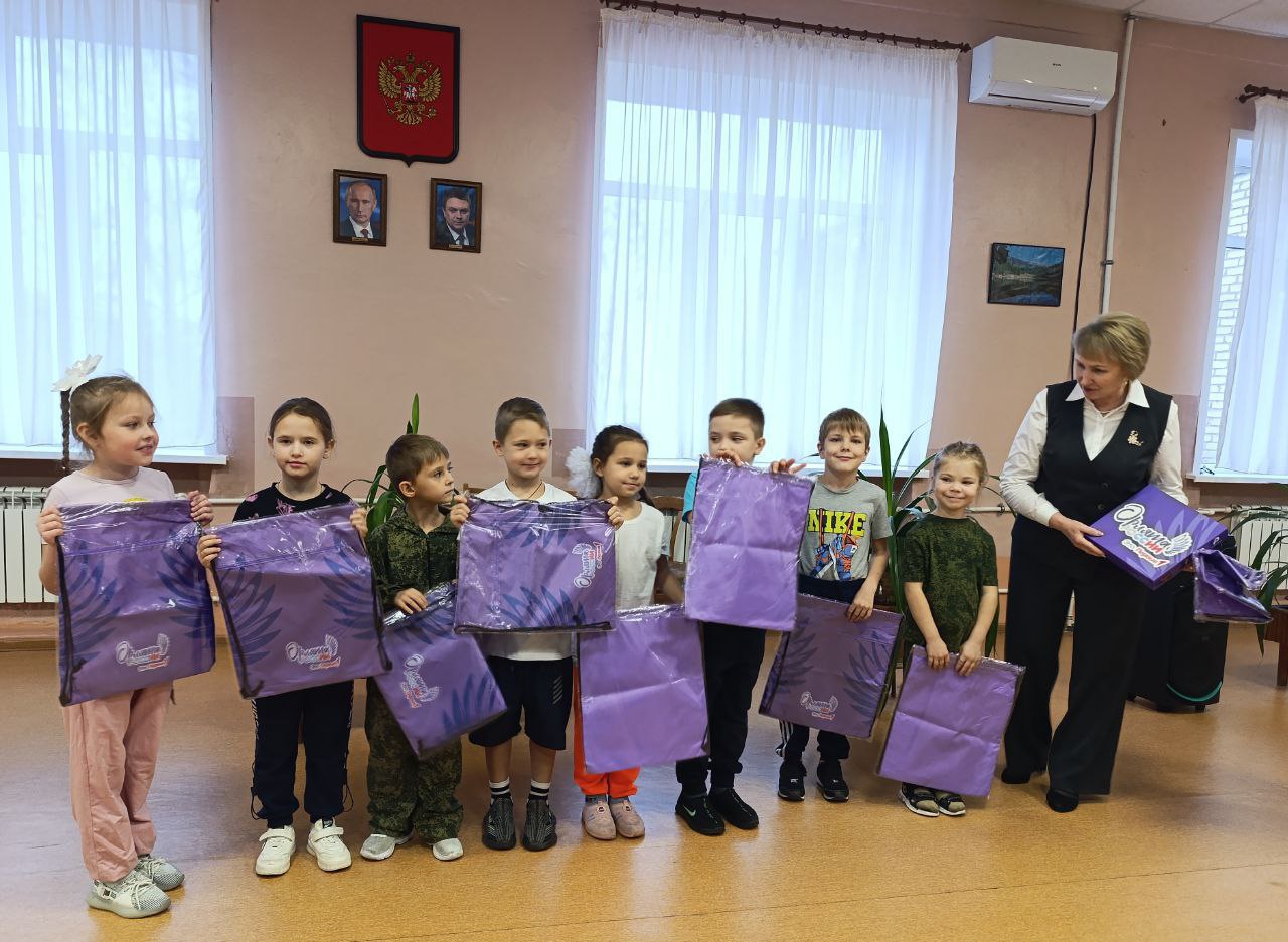 Орлята 1 класса Брянковской гимназии получили замечательные подарки от регионального аппарата Общероссийского общественно-государственного движения детей и молодёжи "Движение Первых"