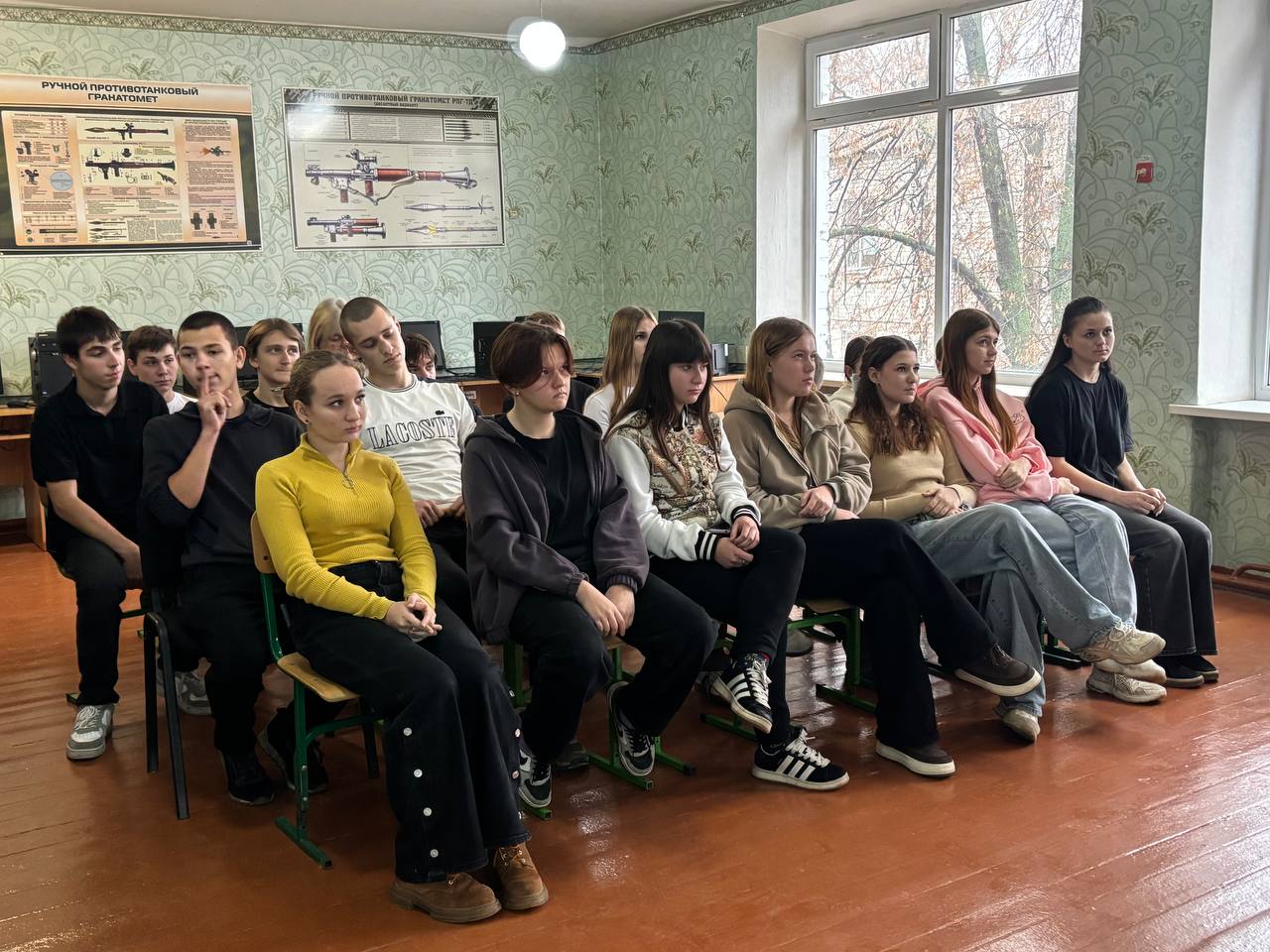 В Новоайдарском округе старшеклассники обсудили актуальные проблемы по защите своих прав В Новоайдарском округе старшеклассники обсудили актуальные проблемы по защите своих прав