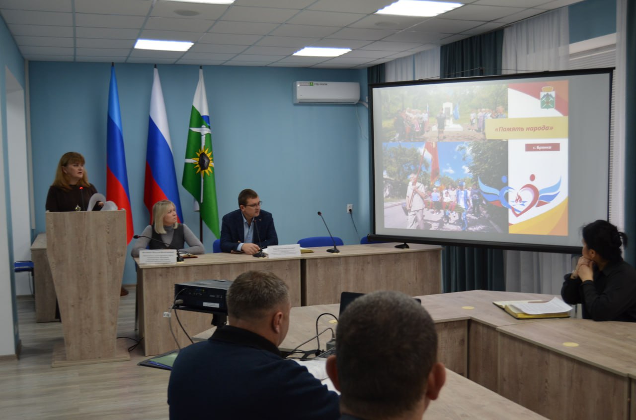 Евгений Морозов: Понедельник в Администрации Брянки начался с расширенного аппаратного совещания, в котором приняли участие руководители структурных подразделений, городских предприятий и учреждений Евгений Морозов: Понедельник в Администрации Брянки начался с расширенного аппаратного совещания, в котором приняли участие руководители структурных подразделений, городских предприятий и учреждений