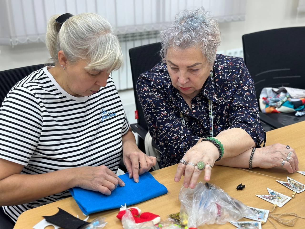 Омички-матери героев СВО сделали елочные игрушки для детей особой заботы из Стаханова Омички-матери героев СВО сделали елочные игрушки для детей особой заботы из Стаханова