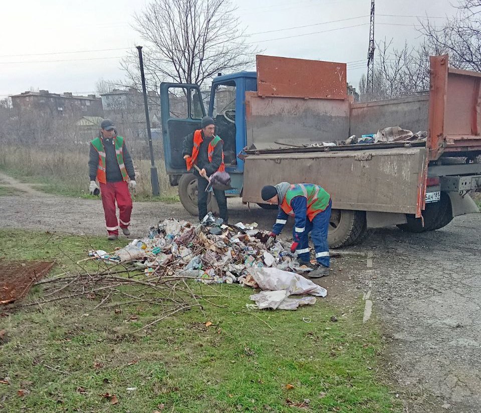 Коммунальные службы проводят работы на территории города Коммунальные службы проводят работы на территории города