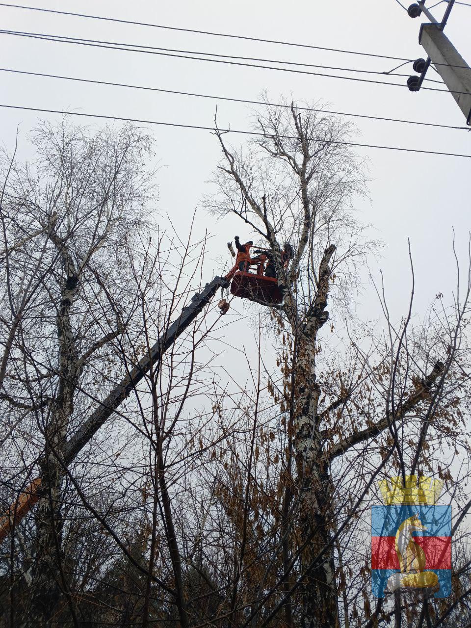 Ежедневно работниками МБУ "КСЛ" выполняются работы по санитарной очистке и благоустройству города Лисичанска