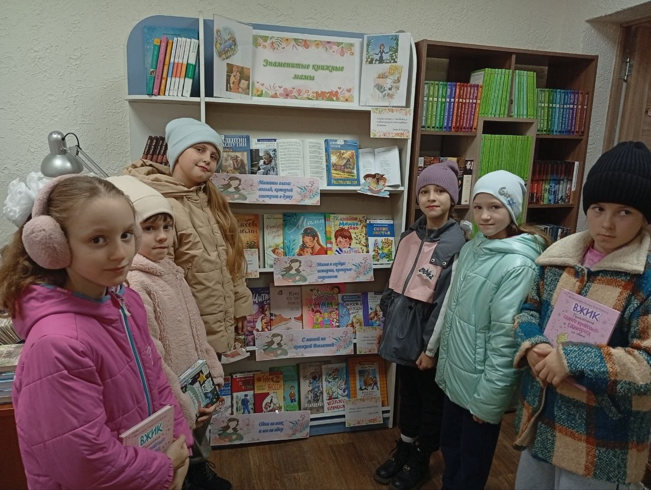 В Лутугинской Районной библиотеке для детей прошел обзор у книжно-иллюстративной выставки «Знаменитые книжные мамы» В Лутугинской Районной библиотеке для детей прошел обзор у книжно-иллюстративной выставки «Знаменитые книжные мамы»