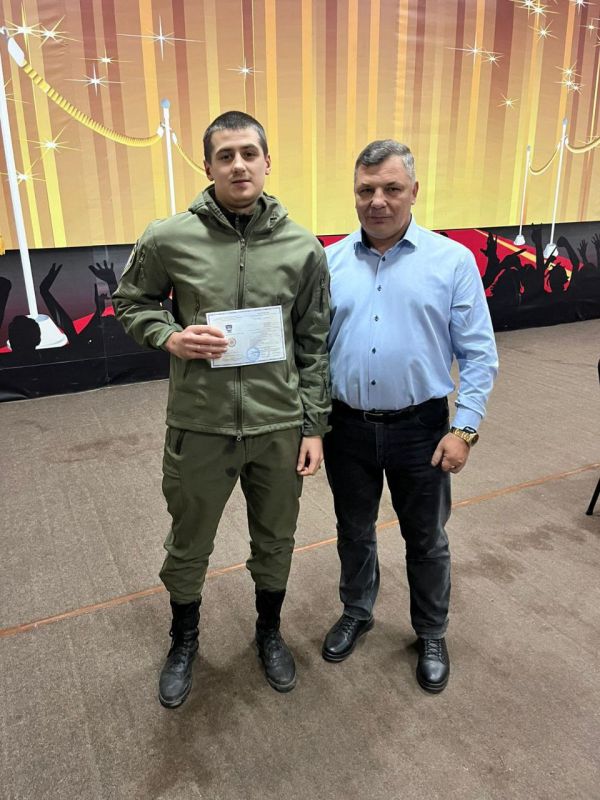 Герои нашего времени: Сотрудники ЧОП "Каре" отмечены за мужество и профессионализм в зоне СВО Герои нашего времени: Сотрудники ЧОП "Каре" отмечены за мужество и профессионализм в зоне СВО