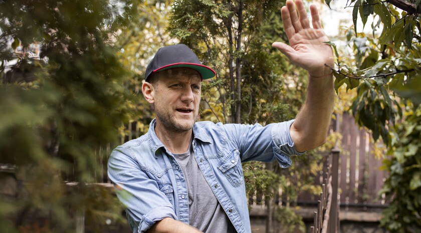 Дендролог рассказал, как пересаживать взрослые деревья на участке