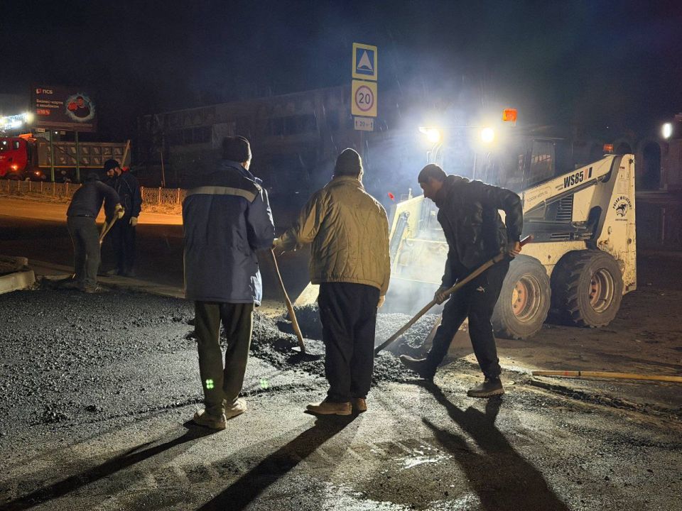 Сергей Колягин: Подрядная организация днем и ночью трудится над созданием комфортного пространства для горожан и гостей города, ожидающих транспорт на первомайском «Манеже» Сергей Колягин: Подрядная организация днем и ночью трудится над созданием комфортного пространства для горожан и гостей города, ожидающих транспорт на первомайском «Манеже»
