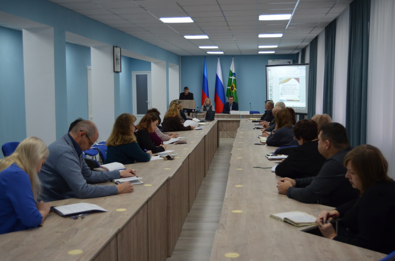Евгений Морозов: Понедельник в Администрации Брянки начался с расширенного аппаратного совещания, в котором приняли участие руководители структурных подразделений, городских предприятий и учреждений