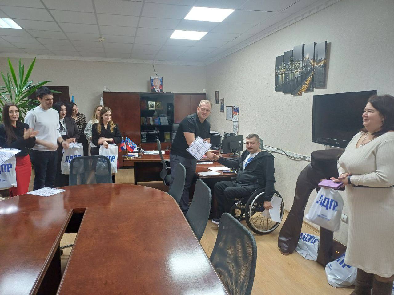 ПОЗДРАВЛЕНИЕ РАБОТНИКОВ НАЛОГОВОЙ СЛУЖБЫ В КРАСНОМ ЛУЧЕ ПОЗДРАВЛЕНИЕ РАБОТНИКОВ НАЛОГОВОЙ СЛУЖБЫ В КРАСНОМ ЛУЧЕ