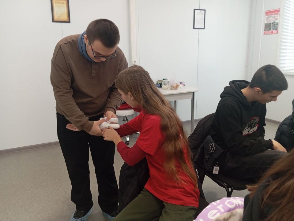 Студенты Ровеньковского колледжа ЛГПУ побывали на практическом занятии по оказанию первой медицинской помощи Студенты Ровеньковского колледжа ЛГПУ побывали на практическом занятии по оказанию первой медицинской помощи