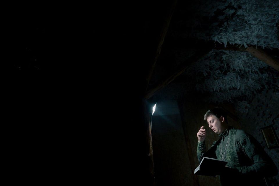 Денис Григорюк: Военный священник синодального отдела Московского Патриархата отец Филипп Бахтин во время церковной службы в полевом храме бригады имени Святого Благоверного князя Александра Невского