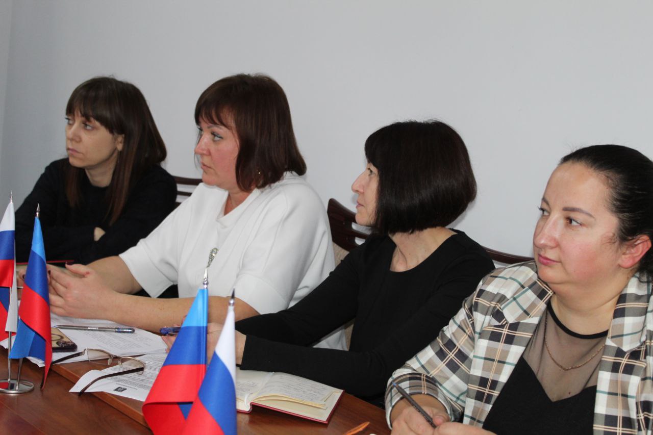 Юлия Кожухарь: Сегодня провела рабочее совещание с начальниками отделов по обеспечению жизнедеятельности населённых пунктов Администрации Новопсковского муниципального округа Луганской Народной Республики и военным... Юлия Кожухарь: Сегодня провела рабочее совещание с начальниками отделов по обеспечению жизнедеятельности населённых пунктов Администрации Новопсковского муниципального округа Луганской Народной Республики и военным...