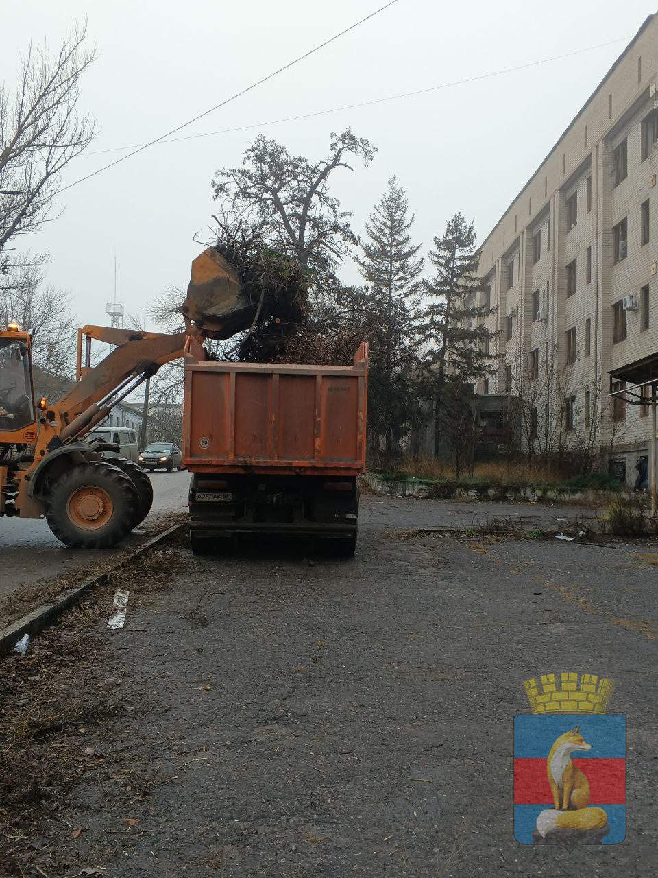 Ежедневно работниками МБУ "КСЛ" выполняются работы по санитарной очистке и благоустройству города Лисичанска Ежедневно работниками МБУ "КСЛ" выполняются работы по санитарной очистке и благоустройству города Лисичанска