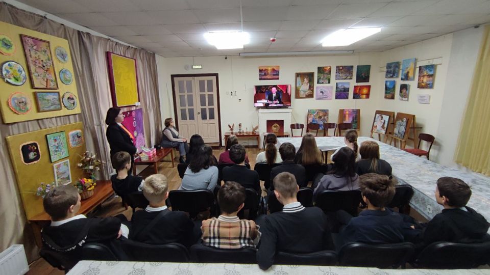 В Краснолучском краеведческом музее прошел тематический час, посвященный 80-летию Победы В Краснолучском краеведческом музее прошел тематический час, посвященный 80-летию Победы