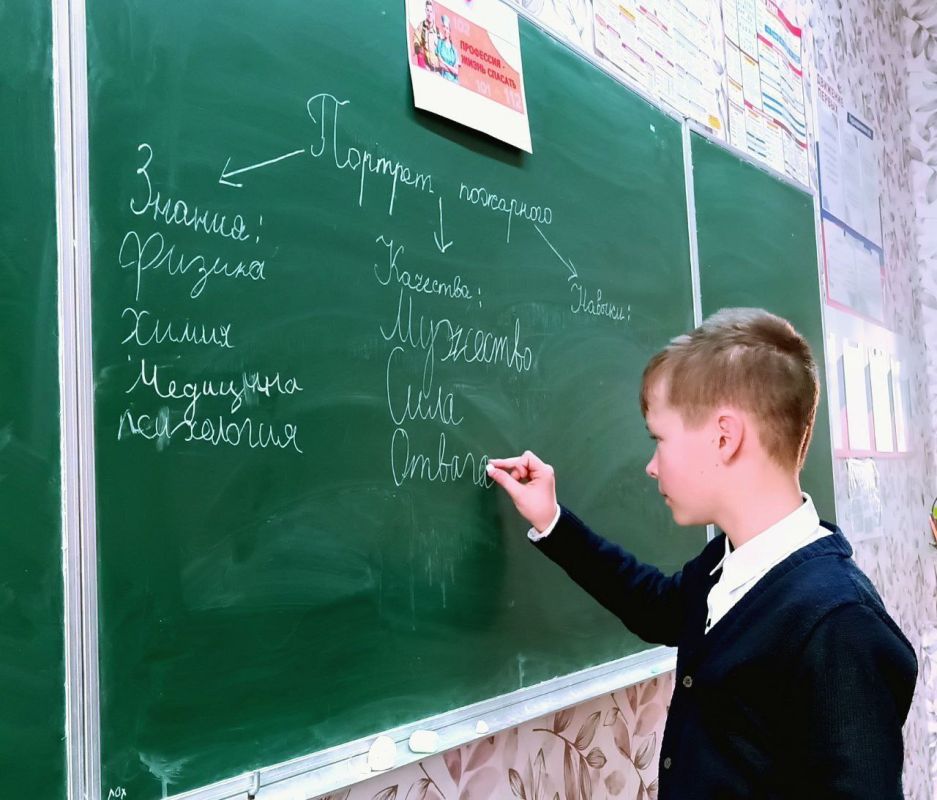 РАЗГОВОРЫ О ВАЖНОМ. Утро понедельника 24 ноября 2025 года в "Станично-Луганской средней школе имени Грекова П.М." традиционно началось с торжественной линейки, церемонии поднятие флага и исполнения гимна Российской Федерации... РАЗГОВОРЫ О ВАЖНОМ. Утро понедельника 24 ноября 2025 года в "Станично-Луганской средней школе имени Грекова П.М." традиционно началось с торжественной линейки, церемонии поднятие флага и исполнения гимна Российской Федерации...