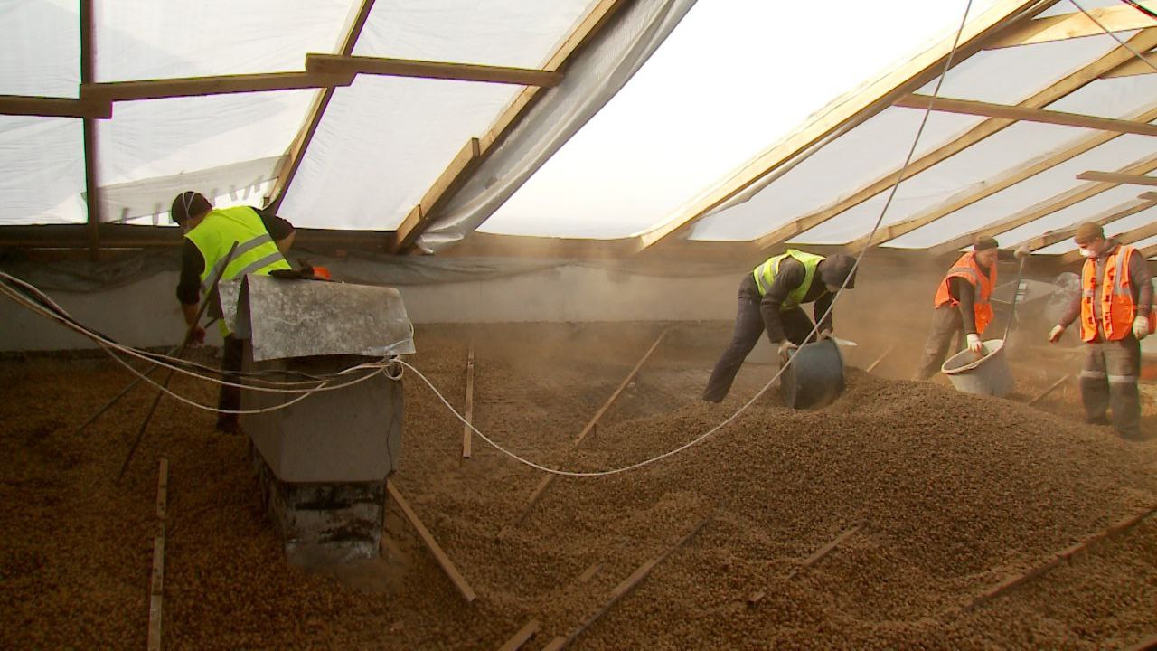 Сегодня у второго подъезда дома № 1 в квартале Советский г. Краснодона работает спецтехника: с помощью крана идёт доставка керамзита на кровлю девятиэтажки Сегодня у второго подъезда дома № 1 в квартале Советский г. Краснодона работает спецтехника: с помощью крана идёт доставка керамзита на кровлю девятиэтажки