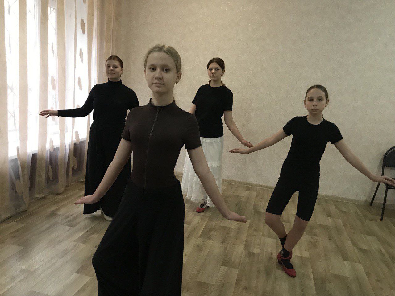 В Детской школе искусств № 2 г. Ровеньки прошёл мастер-класс для театрального коллектива “Вдохновение” , который провела балетмейстер Ксения Дербина из Национального музыкально-драматического театра Республики Коми В Детской школе искусств № 2 г. Ровеньки прошёл мастер-класс для театрального коллектива “Вдохновение” , который провела балетмейстер Ксения Дербина из Национального музыкально-драматического театра Республики Коми