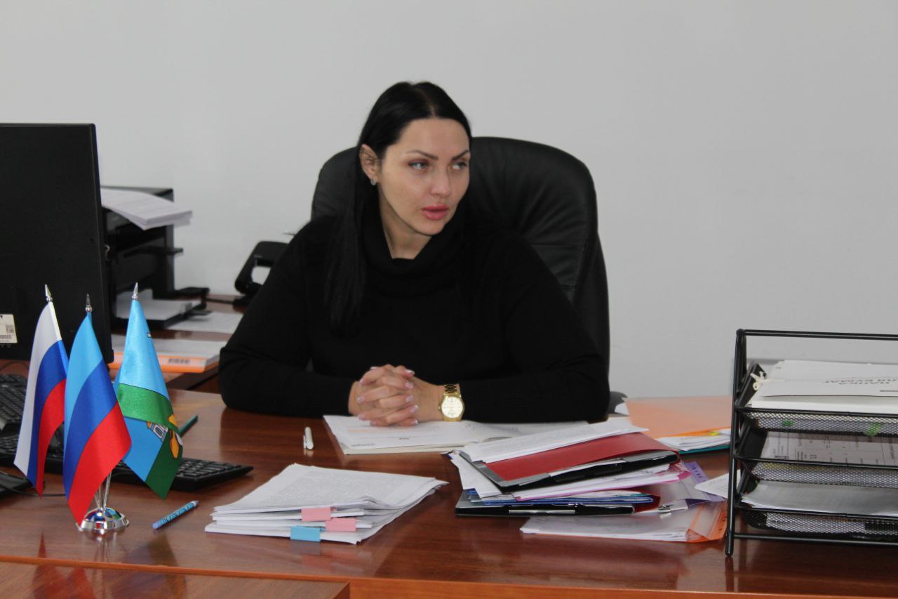 Юлия Кожухарь: Сегодня провела рабочее совещание с начальниками отделов по обеспечению жизнедеятельности населённых пунктов Администрации Новопсковского муниципального округа Луганской Народной Республики и военным...