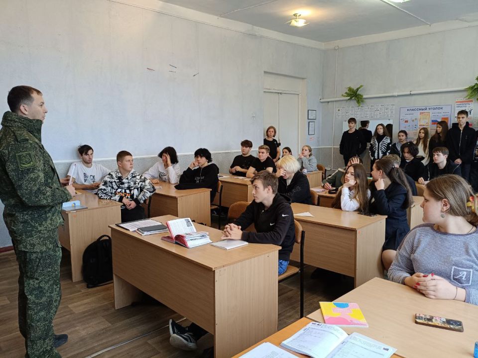 В ЛСШ №18 20.11.2025 г. прошло профориентационное мероприятие и урок мужества для учеников 9-11 классов В ЛСШ №18 20.11.2025 г. прошло профориентационное мероприятие и урок мужества для учеников 9-11 классов