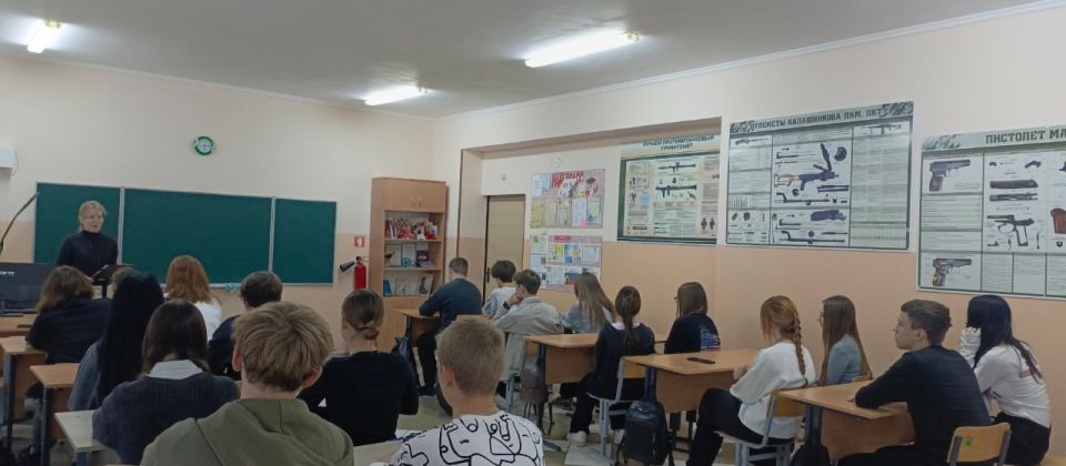В средней школе № 10 имени Саши Дегтярева для обучающихся 10 класса сотрудники Зоринской городской библиотеки провели час истории «Нюрнбергский процесс – начало мирового правосудия» В средней школе № 10 имени Саши Дегтярева для обучающихся 10 класса сотрудники Зоринской городской библиотеки провели час истории «Нюрнбергский процесс – начало мирового правосудия»