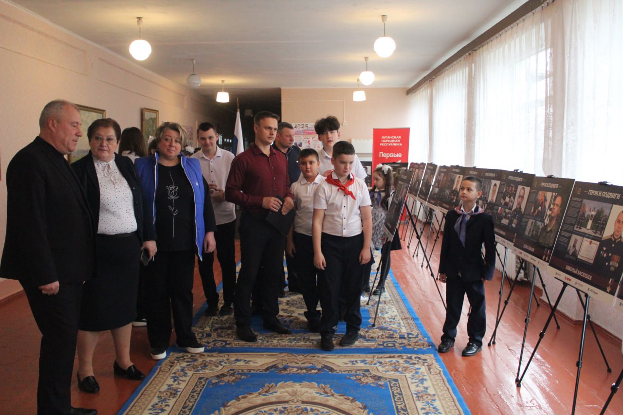Выставка «Герои и подвиги: Мои земляки – Герои России», организованная в рамках совместной работы проекта «Историческая память» и Российского военно-исторического общества, прошла в Смелянской школе