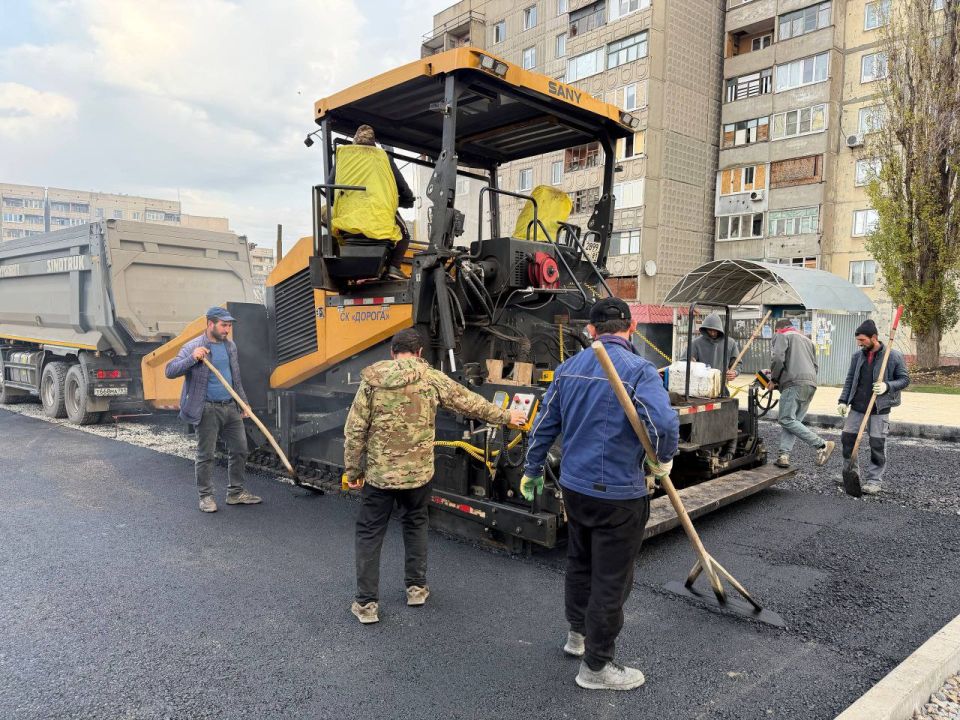 Сергей Колягин: Подрядная организация днем и ночью трудится над созданием комфортного пространства для горожан и гостей города, ожидающих транспорт на первомайском «Манеже» Сергей Колягин: Подрядная организация днем и ночью трудится над созданием комфортного пространства для горожан и гостей города, ожидающих транспорт на первомайском «Манеже»