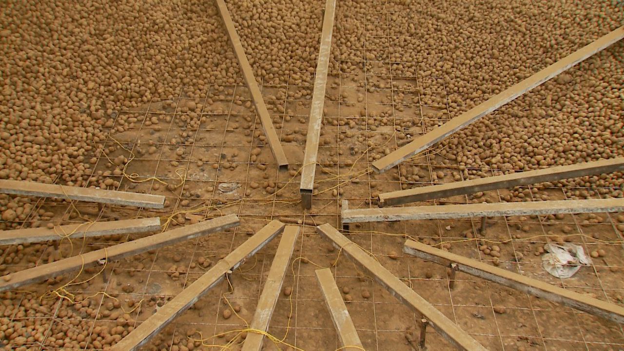 Сегодня у второго подъезда дома № 1 в квартале Советский г. Краснодона работает спецтехника: с помощью крана идёт доставка керамзита на кровлю девятиэтажки Сегодня у второго подъезда дома № 1 в квартале Советский г. Краснодона работает спецтехника: с помощью крана идёт доставка керамзита на кровлю девятиэтажки