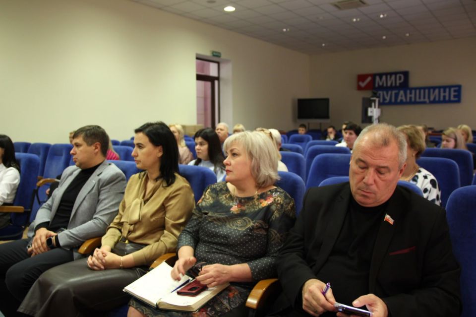 Денис Мирошниченко встретился с секретарями первичек Луганска Денис Мирошниченко встретился с секретарями первичек Луганска
