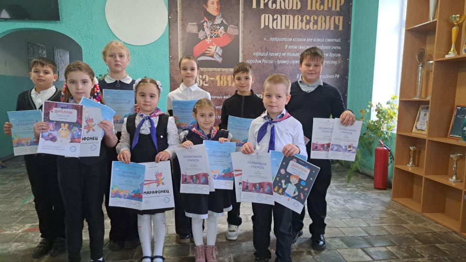 РАЗГОВОРЫ О ВАЖНОМ. Утро понедельника 24 ноября 2025 года в "Станично-Луганской средней школе имени Грекова П.М." традиционно началось с торжественной линейки, церемонии поднятие флага и исполнения гимна Российской Федерации... РАЗГОВОРЫ О ВАЖНОМ. Утро понедельника 24 ноября 2025 года в "Станично-Луганской средней школе имени Грекова П.М." традиционно началось с торжественной линейки, церемонии поднятие флага и исполнения гимна Российской Федерации...