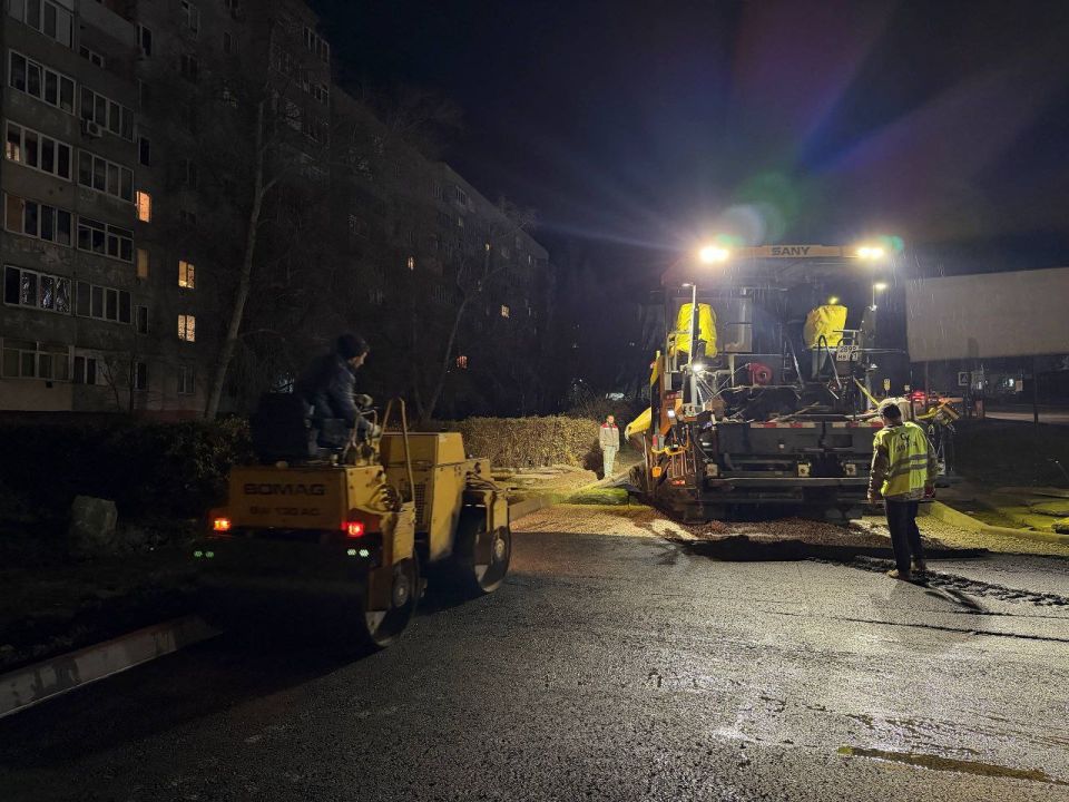 Сергей Колягин: Подрядная организация днем и ночью трудится над созданием комфортного пространства для горожан и гостей города, ожидающих транспорт на первомайском «Манеже» Сергей Колягин: Подрядная организация днем и ночью трудится над созданием комфортного пространства для горожан и гостей города, ожидающих транспорт на первомайском «Манеже»