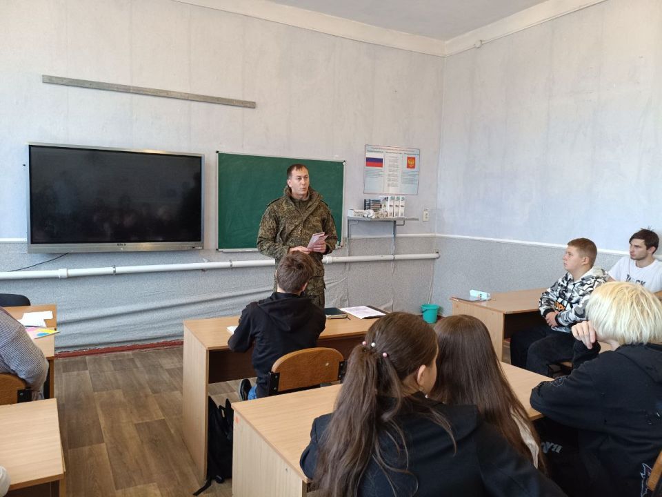 В ЛСШ №18 20.11.2025 г. прошло профориентационное мероприятие и урок мужества для учеников 9-11 классов В ЛСШ №18 20.11.2025 г. прошло профориентационное мероприятие и урок мужества для учеников 9-11 классов